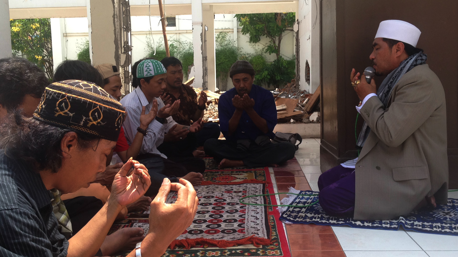 Usai ibadah Sholat Jumat di atas puing-puing Masjid Assakinah, Balai Pemuda Surabaya, Jumat, 10 November 2017. (Foto: farid)