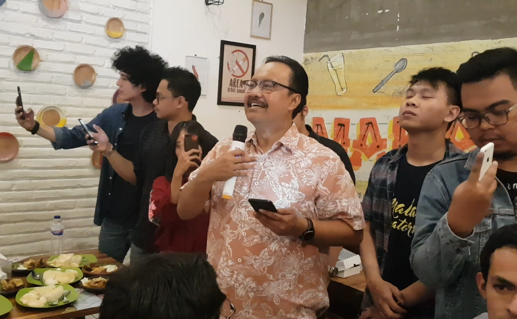 Gus Ipul sedang membaca di hadapan sejumlah anak muda inspiratif dalam acara "Cangkruan Cari Terobosan" di Aiola Canteen, Jumat 10 November 2017 siang.