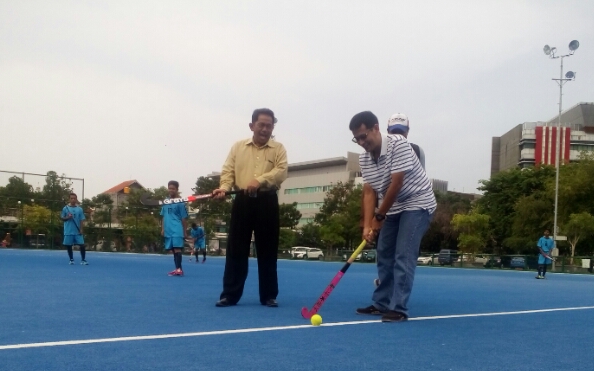 Ketum Pengprov FHI Jatim, Michael Donnie Gunawan (putih) bersama Ketum Koni Surabaya, Hoslih saat membuka Kejuaraan Daerah Hockey Jatim, di Lapangan Dharmawangsa, Surabaya, Jumat 10 November 2017.