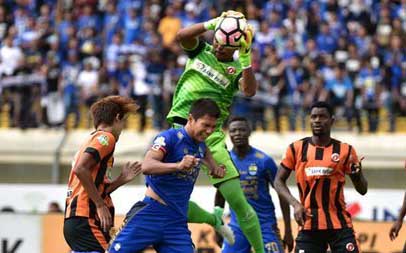 Kiper Perseru mengamankan bola dari serbuan pemain Persib Ahamad Jufrianto di Stadion Jalak Harupat, sore tadi: foto; persib.id 