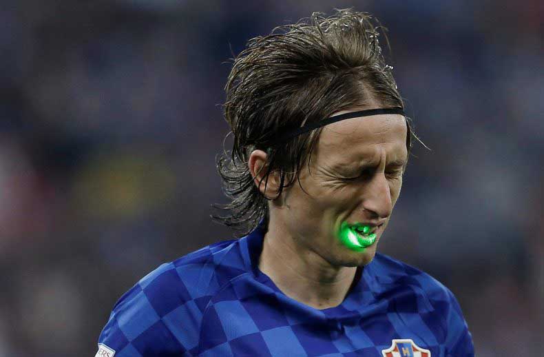 Pemain Kroasia, Luka Modric menjadi target   serangan laser dari pendukung Yunani, dini hari tadi. foto:reuters  