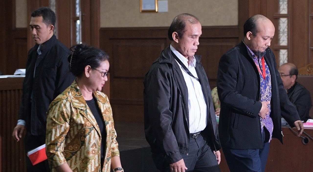 Miryam S Haryani (kiri) dan Novel Baswedan seusai persidangan kasus korupsi e-KTP, bebeapa waktu lalu. (Foto: Antara)