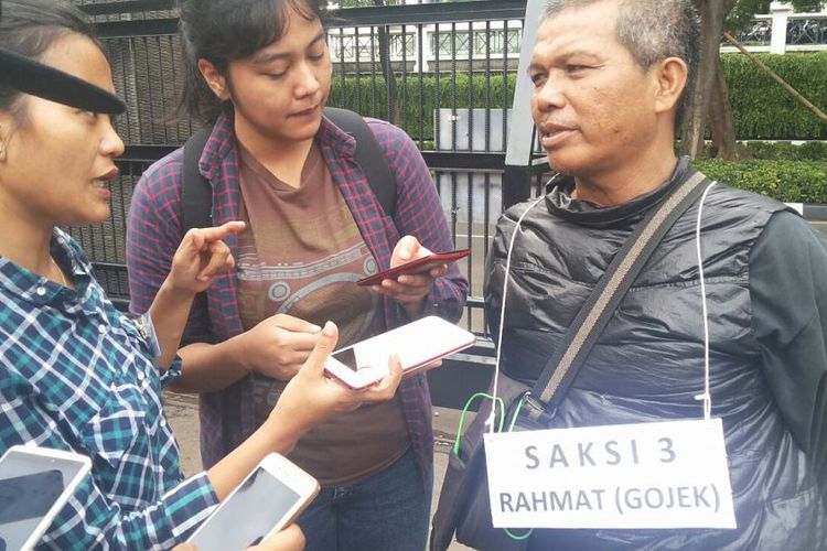 Rahmat, driver ojek online, yang mengantar dokter Ryan Helmi ke Klinik Az-Zahra. (Foto: kompas)