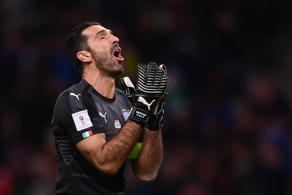 Ekspresi penjaga gawang Italia Buffon setelah menerima kenyataan pahit tak bisa membawa negaranya menembus Piala Dunia 2018. 