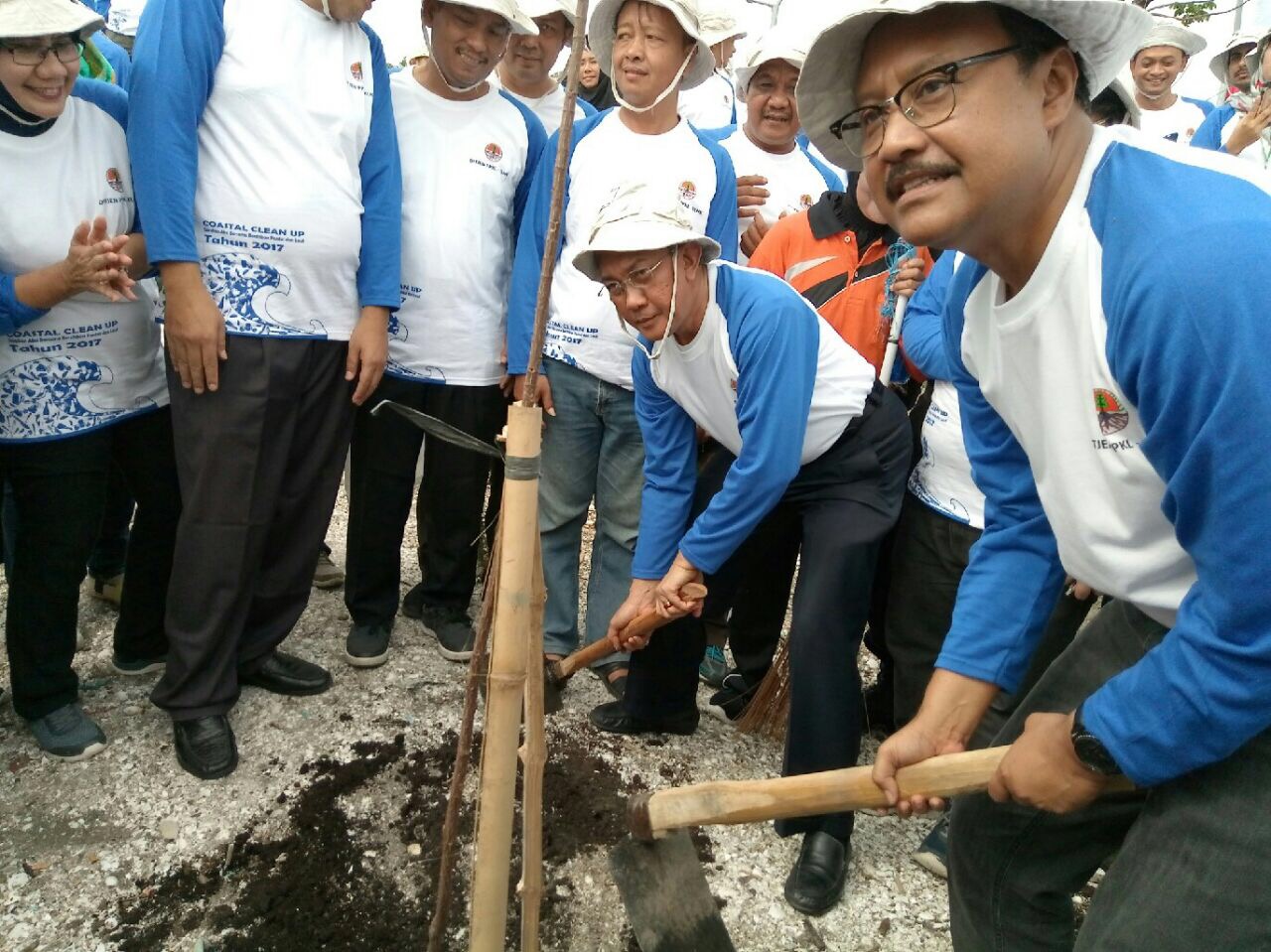 Wagub Jatim Saifullah Yusuf (Gus Ipul) ketika menanam pohon di tepian pantai Kenjeran (14/11).