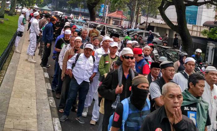 Masyarakat dari berbagai kota berbondong menuju Gedung Perpustakaan dan Arsip Kota Bandung di Jl. Seram, tempat dilangsungkannya sidang pengadilan terhadap Buni Yani. Hari ini, Selasa 14 November majelis hakim membacakan vonis. (foto istimewa)