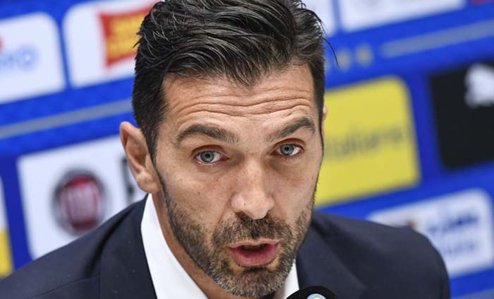  Kapten tim nasional Italia Gianluigi Buffon minta maaf pada seluruh rakyat Italia karena gagal mengantar timnas ke Piala Dunia Rusia tahun depan. (foto: jonathan/afp)