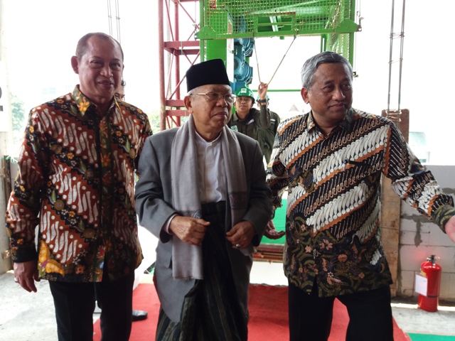 KOMUNIKASI: Kiai Ma'ruf Amin, Ketua Umum MUI, dalam sebuah kegiatan bersama M Nuh, mantan Mendikbud. (foto: ist)