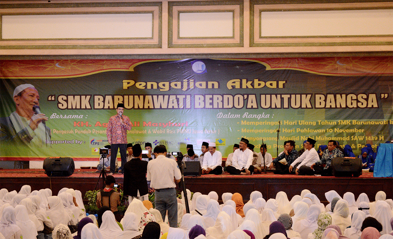 Wakil Gubernur Jawa Timur, Saifullah Yusuf (Gus Ipul) saat membacakan puisi di depan ratusan siswa SMK Barunawati, Surabaya, Selasa 14 November 2017. (foto: hrs/ngopibareng.id)