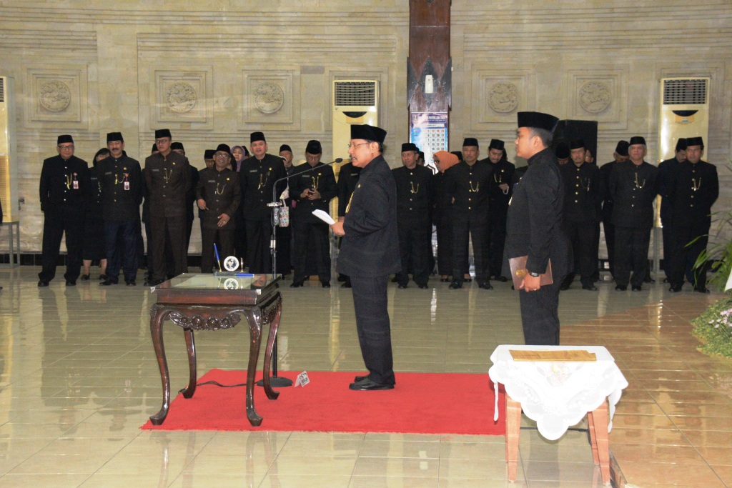 Sekretaris Daerah Prov. Jatim, Akhmad Sukardi, saat menyampaikan sambutannya seusai melantik pejabat eselon III (pejabat administrator) dan pejabat eselon IV (pejabat pengawas) di ruang Binaloka Adhikara Kantor Gubernur Jatim, Jl. Pahlawan 110 Surabaya, Selasa, 14 November 2017.
