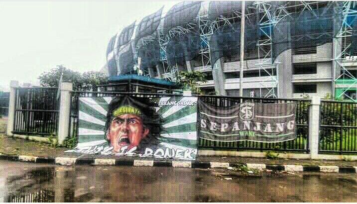 Spanduk Persebaya sudah mulai terpasang di area Stadion Gelora Bandung Lautan Api, sore tadi. foto:instagram