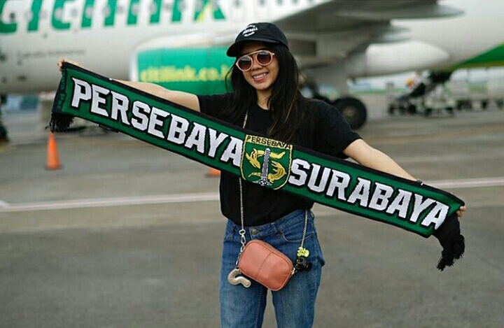 Salah satu pendukung wanita Persebaya yang biasa disebut bonita sudah mendarat di Bandara Husein Sastranegara, siang tadi. foto:instgram 