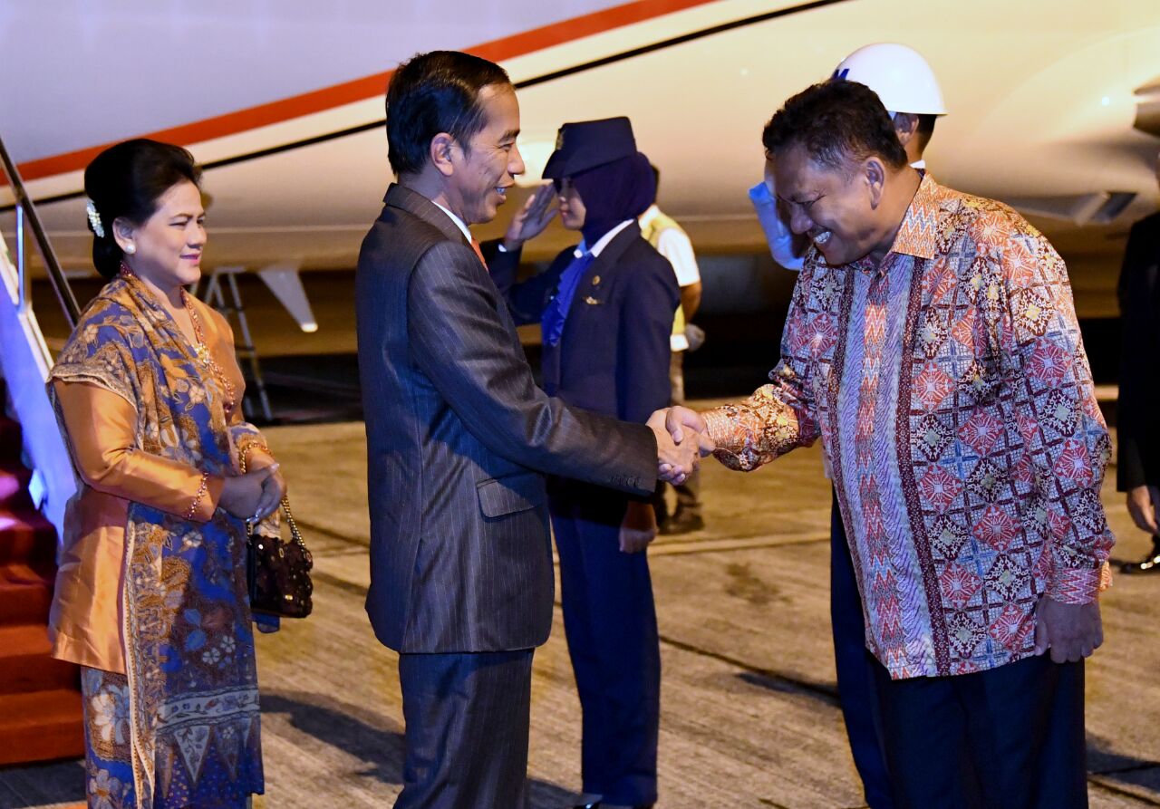 Presiden Tiba di Bandara Internasional Sam Ratulangi Manado, Sulawesi Utara, Tepat pukul 00.20 WITA, Rabu 15 November 2017. (Foto: Biro Pers Setpres)