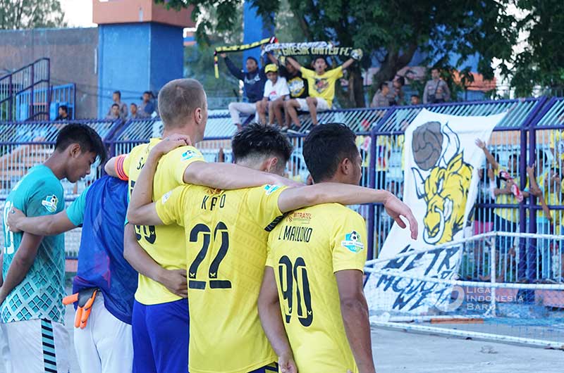 Pemain Persegres Gresik salah satunya kiper Timnas Indonesia Satria Tama, belum menerima gaji dari Persegres Gresik United meski kompetisi sudah berakhir. 