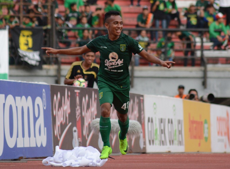 Pemain Persebaya, Irfan Jaya sukses cetak gol kemenangan untuk Persebaya saat melawan PSIS Semarang di Gelora Bandung Lautan Api, Bandung, Rabu 15 November 2017. (foto: hrs/ngopibareng)