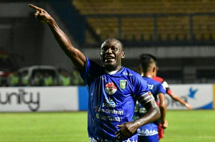 Herman Dzumafo cetak tiga gol sekaligus memabawa PSPS Riau ke puncak klasemen sementara Grup Y. 