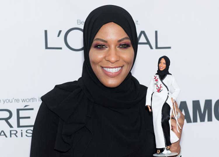 Atlet asal Amerika Serikat, Ibtihaj Muhammad bersama boneka Barbie berjilbab yang baru saya diproduksi oleh Perusahaan Mattel, Amerika Serikat. 