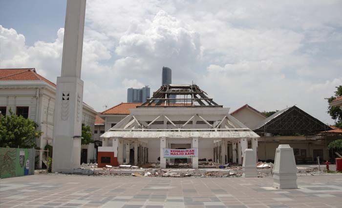 Majid Assakinah di komplek Balai Pemuda Surabaya, dibongkar untuk pembangunan gedung DPRD delapan lantai. (foto: farid)