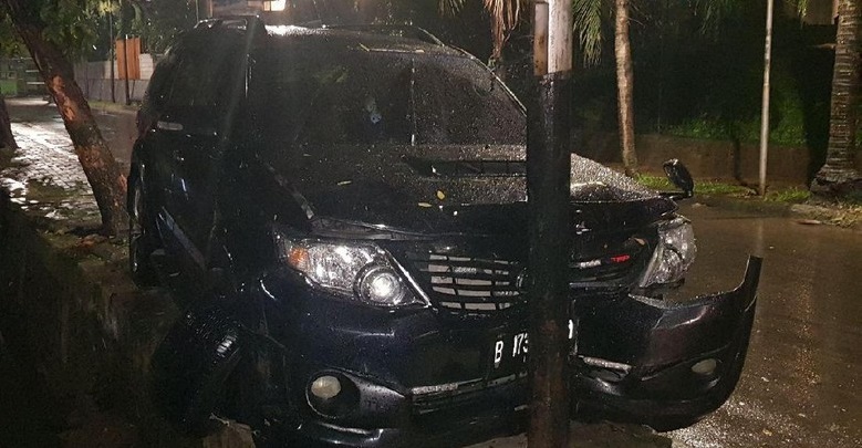 Mobil yang ditumpangi Setya novanto. (Foto:detik)