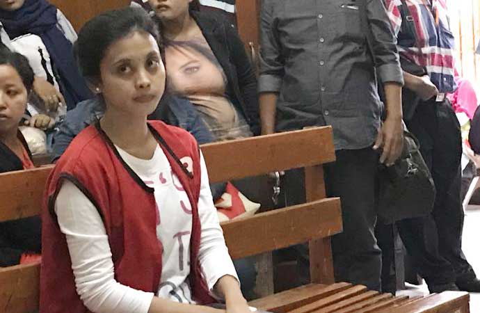 Novianti saat mendengar pembacaan vonis dari hakim di Pengadilan Negeri (PN) Surabaya.   