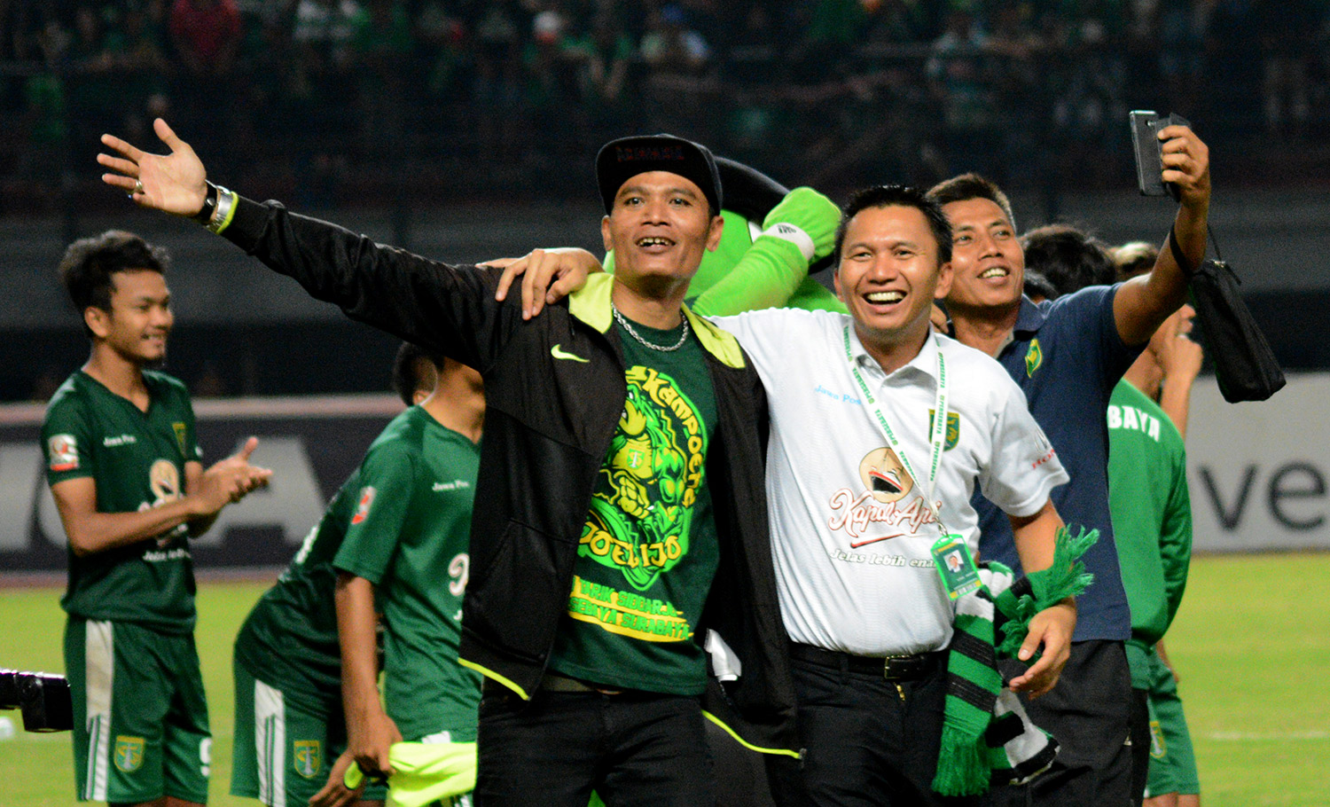 Presiden klub Persebaya Surabaya (putih) bersama Bonek Mania. (foto: dok. ngopibareng.id)