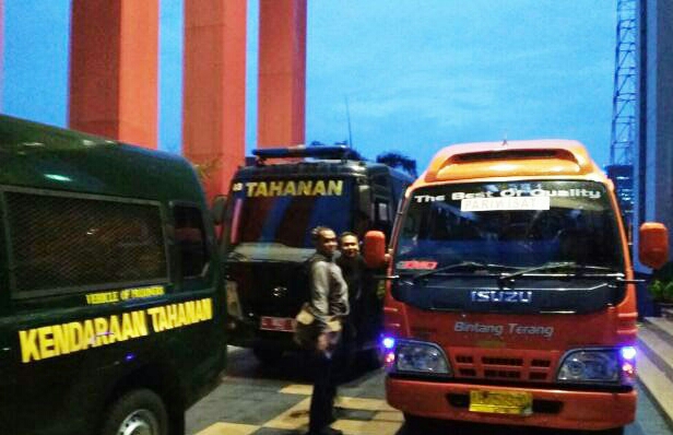 Kenderaan jetbus yang disewa para peternak dari Pacitan ke Surabaya untuk menjalani pemeriksaan di Kejati Jatim. Namun akhirnya mereka harus pindah ke mobil tahanan,  Senin (13/11) lalu.