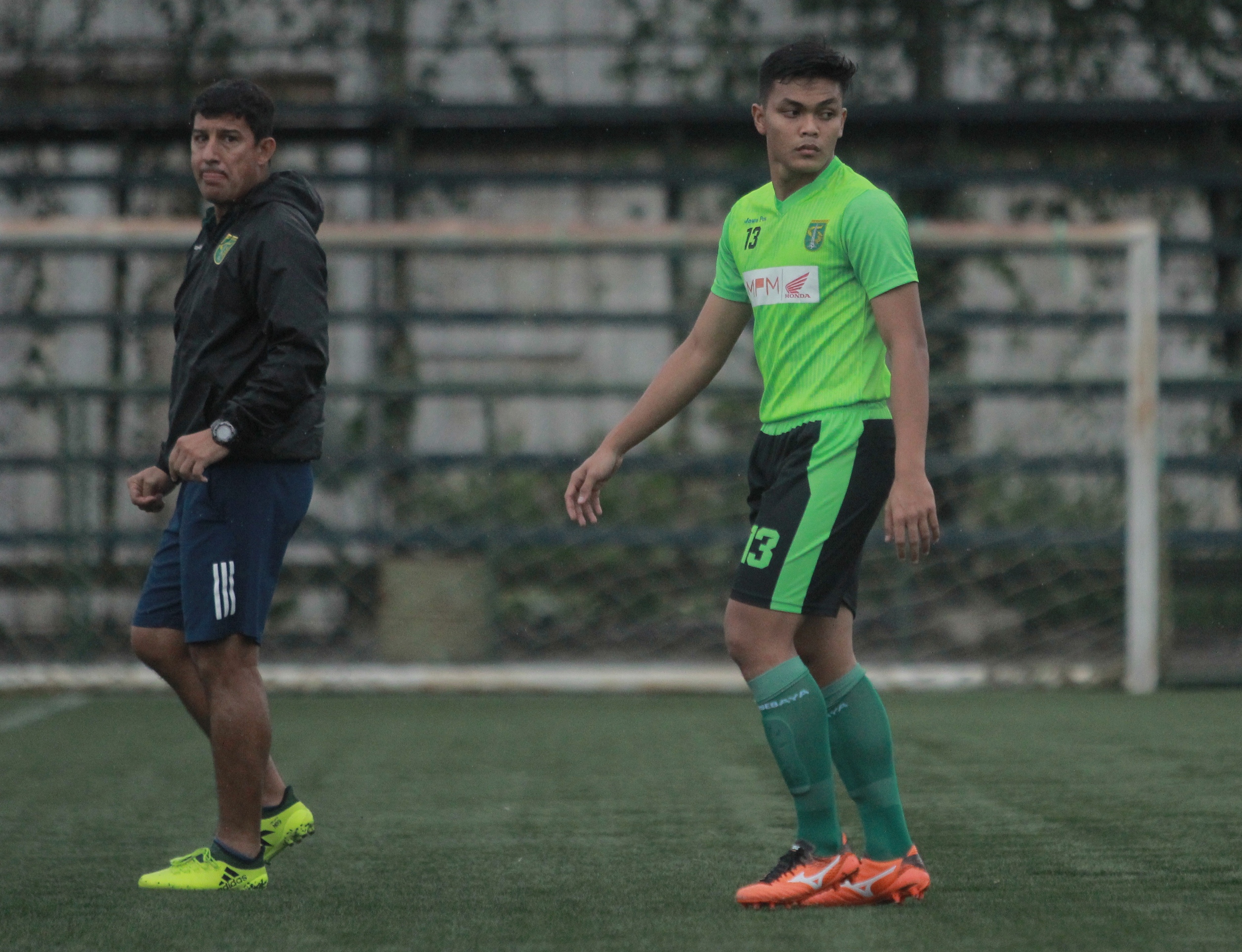 Pemain belakang Persebaya Rachmat Irianto, yamg di proyeksi dapat menghadang serangan PSPS Riau.