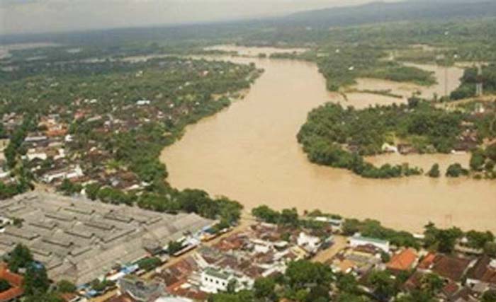 Bengawan Solo di tepi kota Bojonegoro status Siaga 1. (foto: antara)