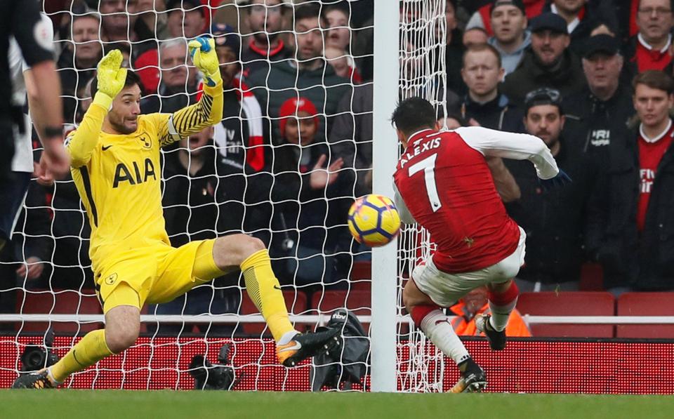 Penyerang Arsenal, Alexis Sanchez saat membobol gawang Tottenham dalam lanjutan Liga Inggris,  tadi malam. 