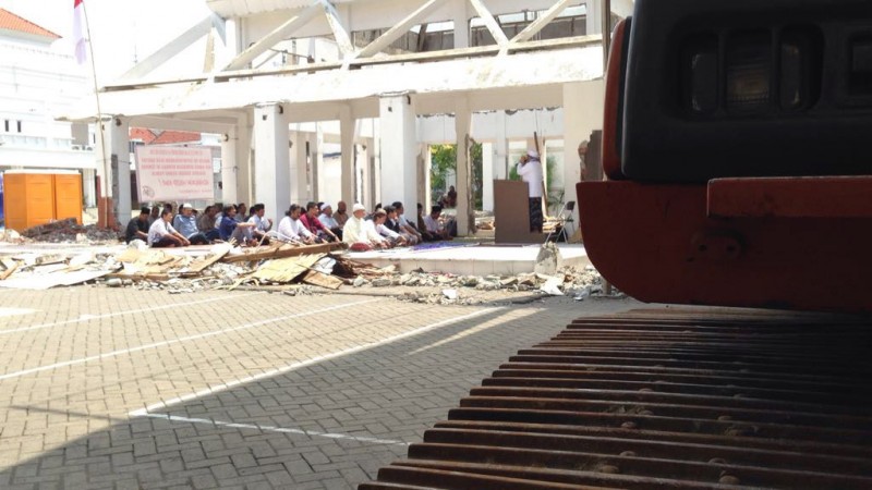 Alat berat terparkir persis di sebelah Masjid Assakinah, Balai Pemuda, Surabaya, Jumat, 17 November 2017. (Foto: farid)