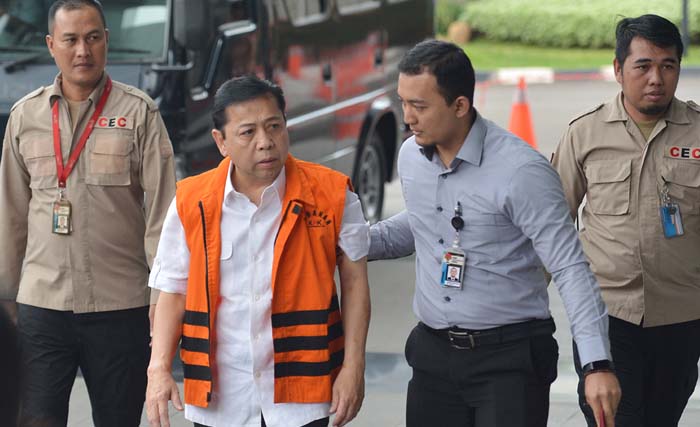 Tersangka kasus korupsi KTP elektronik Setya Novanto bersiap menjalani pemeriksaan di gedung KPK, Jakarta, Selasa 21 November. Ketua DPR tersebut menjalani pemeriksaan perdana usai ditahan oleh KPK terkait dugaan korupsi proek KTP elektronik. (foto: antara/wahyu putro) 