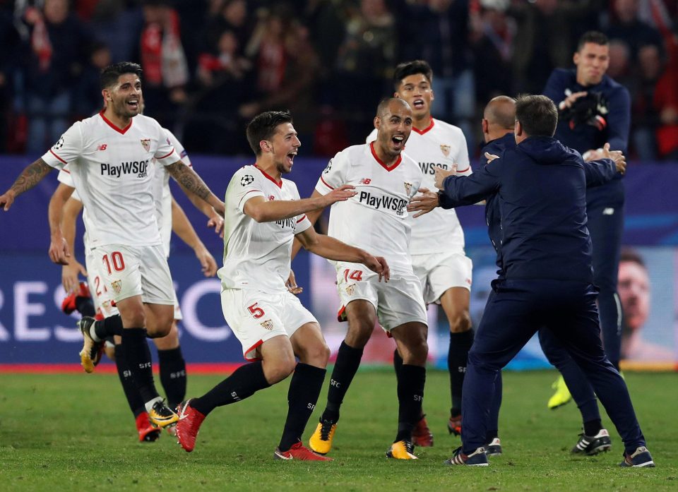 Pemain Sevilla bergembira usai bisa menyamakan kedudukan menjadi 3-3 setelah sempat tertinggal 0-3 dalam laga melawan Liverpool, dini hari tadi. 