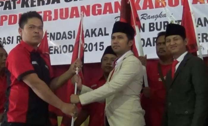 Emil Dardak (tengah) bersama pasangannya Arifin (kanan) saat menerima mandat dari PDIP untuk maju pada pemilihan Bupati/Wakil Bupati Trenggalek pada Rapat Kerja Cabang Khusus  PDIP Trenggalek, bulan Juli 2015. (foto: dokumentasi). 