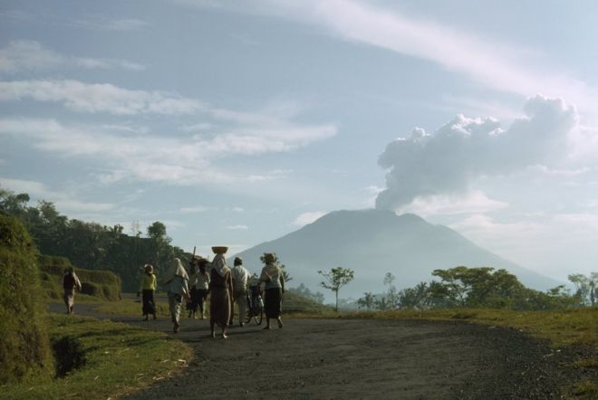 Gunung Agung saat mengalami erupsi pada Selasa (21/11).