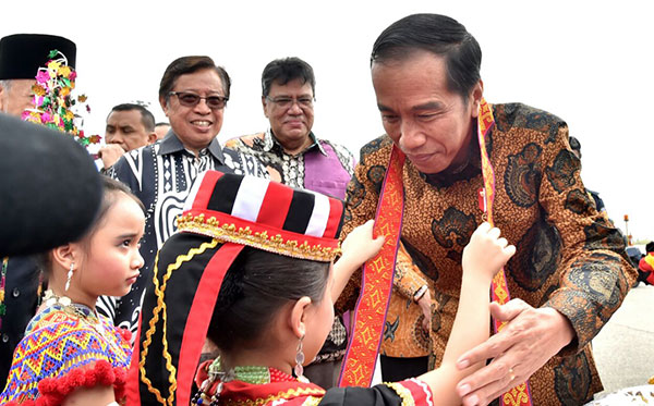 uasana menyambut kedatangan Presiden Joko Widodo dan rombongan di Bandar Udara Internasional Kuching, Malaysia, Rabu 22 November 2017. (Foto: Biro Pers/Setpres)