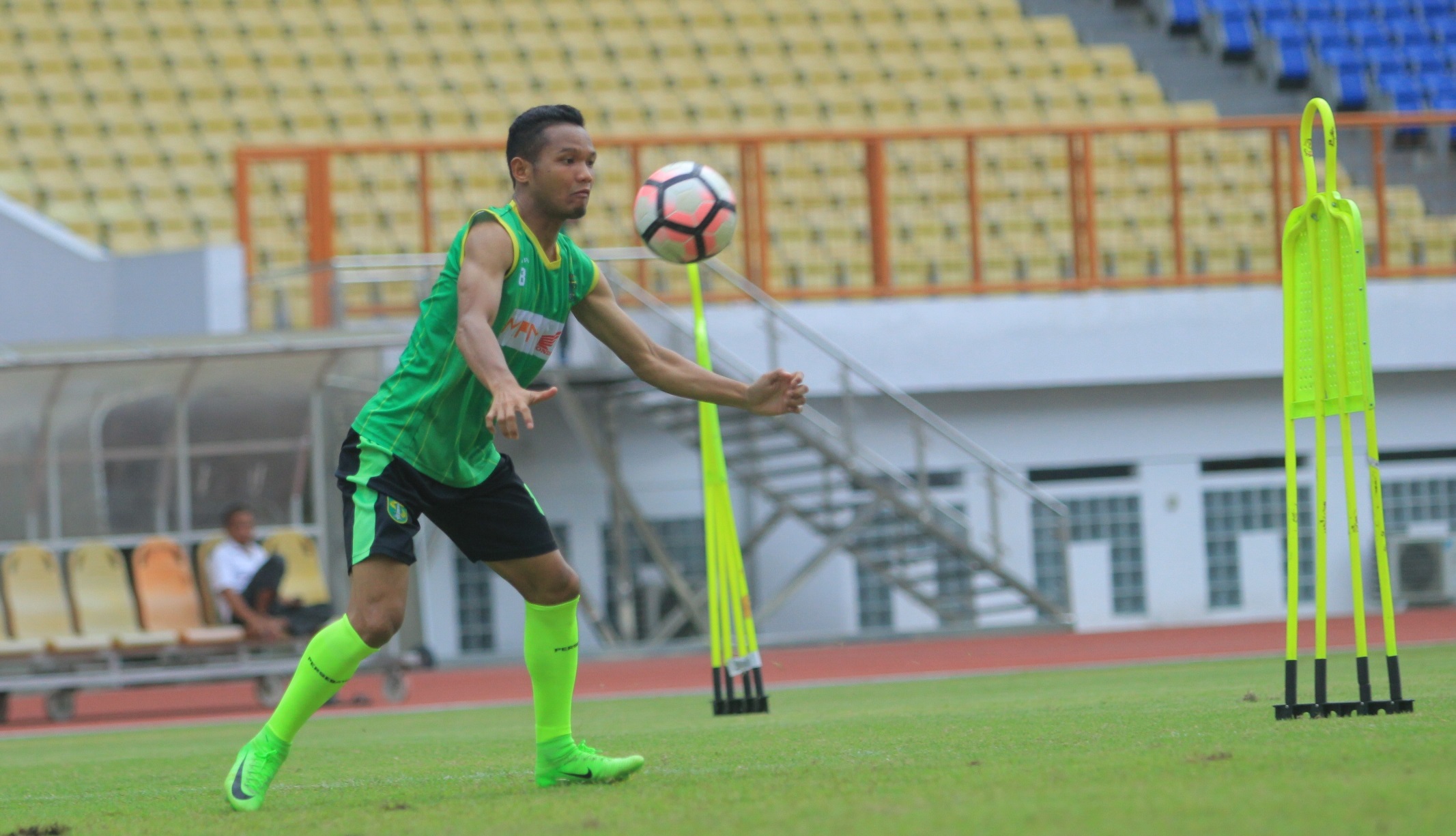 Pemain Persebaya Surabaya Oktavianus Fernando.