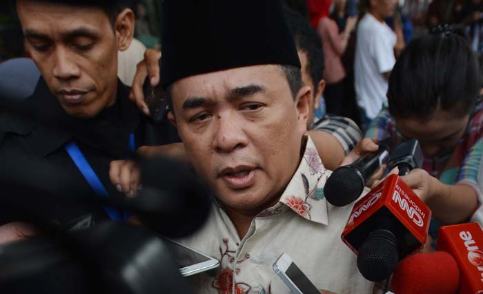 Politisi Partai Golkar Ade Komarudin menjawab pertanyaan wartawan seusai menjalani pemeriksaan di gedung KPK Jakarta, Rabu 22 November. Mantan Ketua DPR itu diperiksa terkait kasus proyek e-KTP untuk tersangka Ketua DPR Setya Novanto dan Direktur Utama PT Quadra Solution Anang Sugiana Sudiharjo. (foto: antara/wahyu putro)