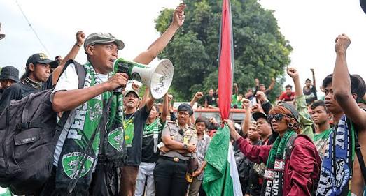 Pentolan Bonek, Andie Peci saat memimpin aksi beberapa waktu lalu.  