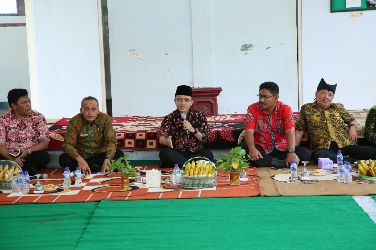 Bupati Banyuwangi Abdullah Azwar Anas ketika berdialog dengan para Kepala Desa di Banyuwangi (23/11).