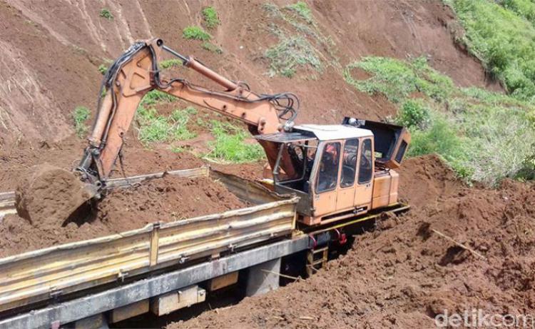 Jalur kereta kawasan Garut yang tertimbun longsor mulai dibersihkan, siang tadi. 