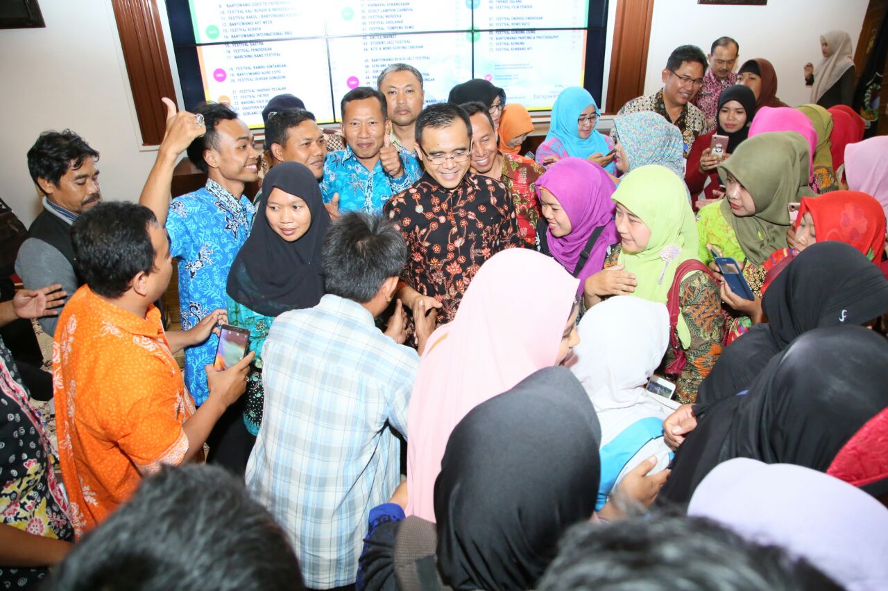 Senyum mengembang para  guru tidak tetap saat menyalami Bupati Banyuwangi Abdullah Azwar Anas di Pendopo Kabupaten Banyuwangi. Foto:ngopibareng.id/hud 