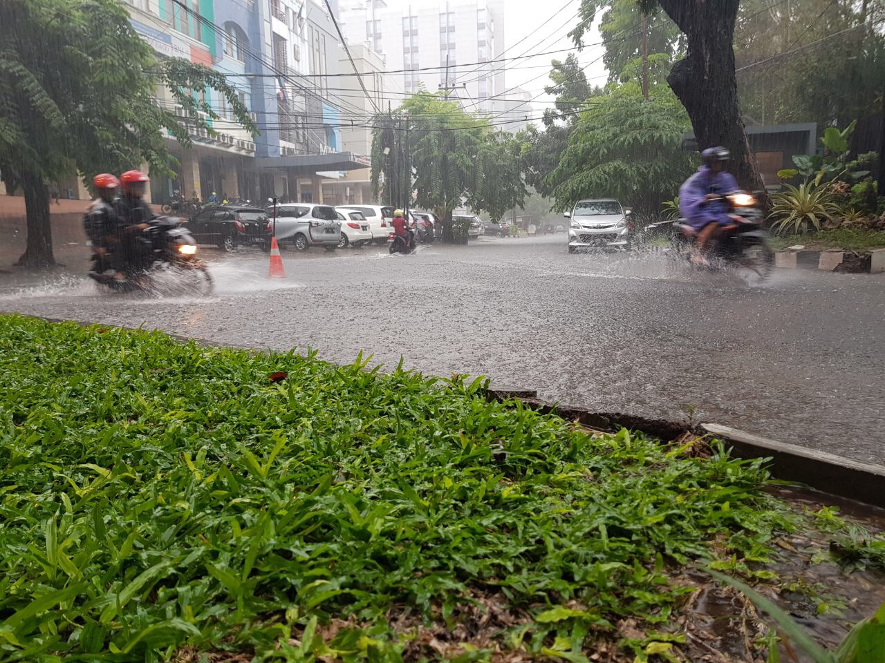 Banjir mulai menggenangi kawasan Jl Wahidin Surabaya, Jumat (24/11). Foto : Ngopibareng.id