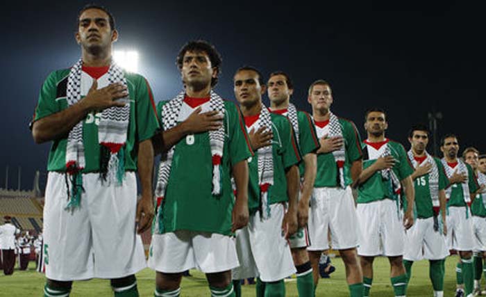 Timnas Palestina saat akan bertanding. Peringkatnya kini di atas Israel. (foto:trinity news)