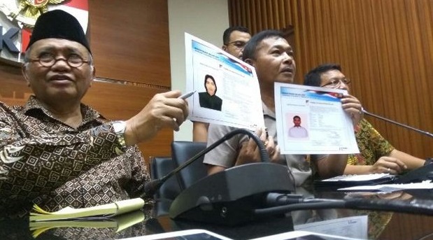Ketua KPK Agus Rahardjo dan Kapolda Metro Jaya Irjen Idham Azis menampilkan sketsa pelaku yang diduga penyerang Novel Baswedan, Jumat, 24 November 2017. (Foto: Kompas.com/Robertus Belarminus)