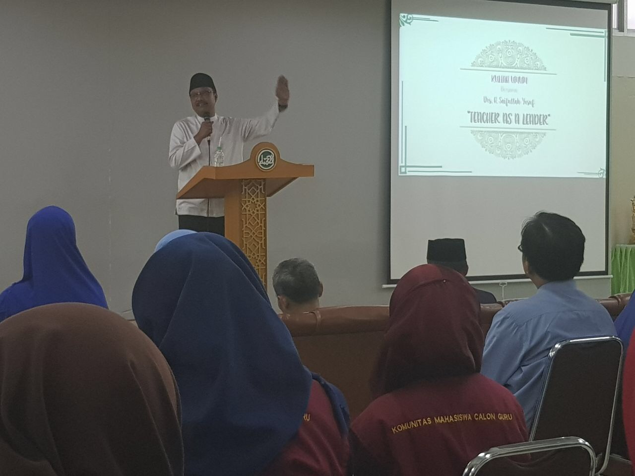 Wagub Jatim Saifullah Yusuf (Gus Ipul) saat membacakan puisi di Hari Guru (25/11). Foto : ngopibareng.id