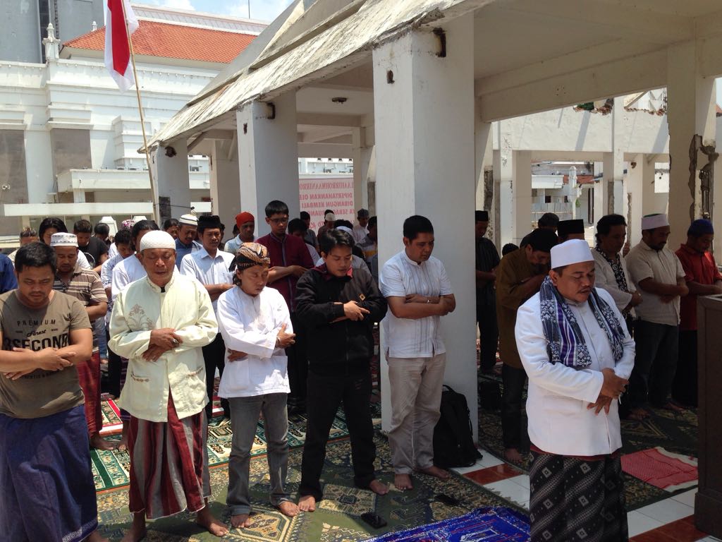 Aktivis, seniman, akademisi, dan masyarakat melakukan shalat berjamaah di atas reruntuhan Masjid Assakinah paksa pembongkaran. (Foto: farid/ngopibareng.id)