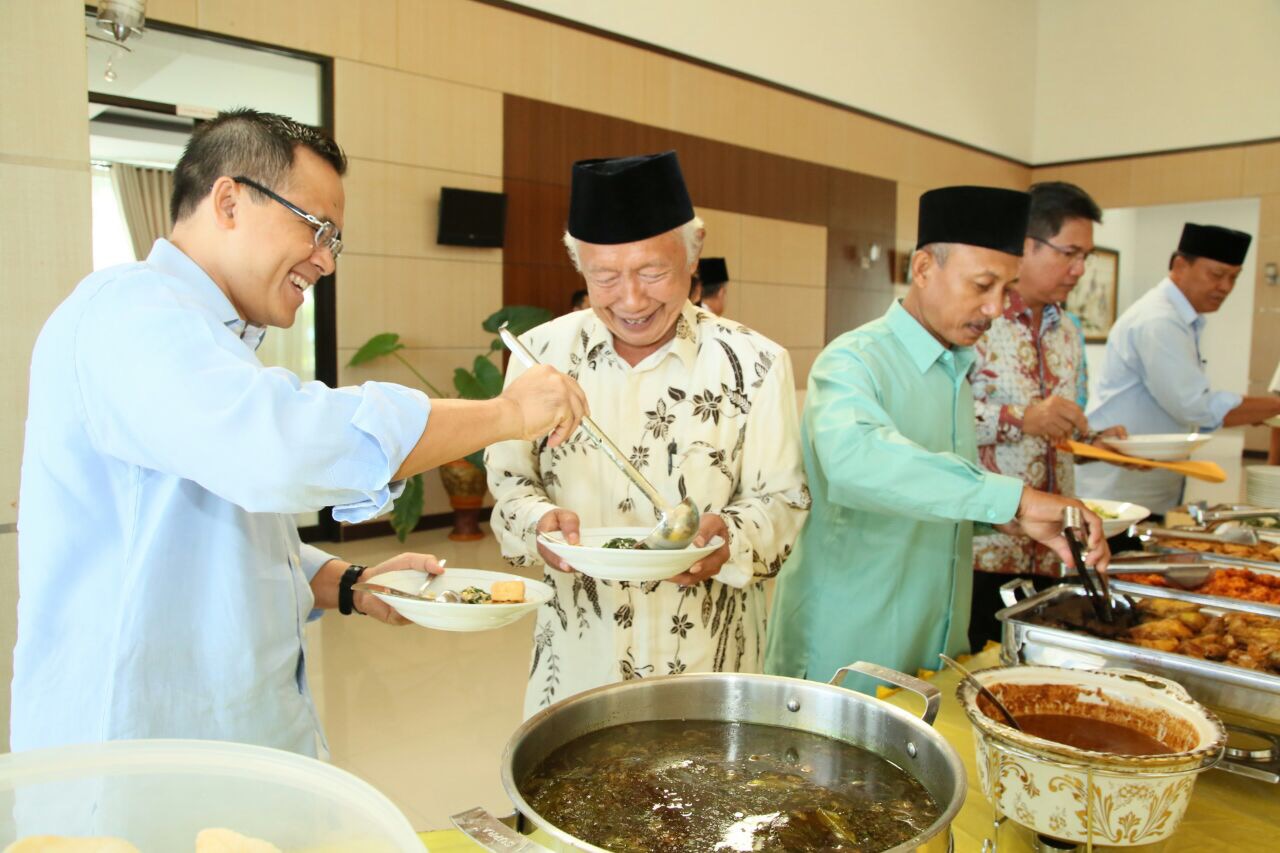 Bupati Banyuwangi Abdullah Azwar Anas ketika bersama para guru SD yang dulu pernah membimbingnya, Sabtu (25/11).