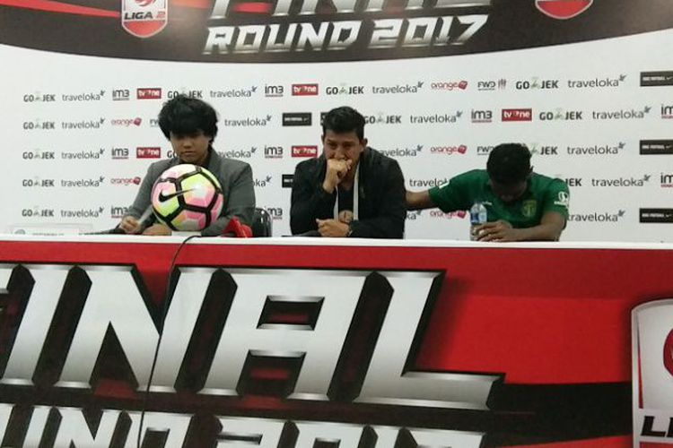 Tangisan pelatih Persebaya pecah  saat sesi jumpa pers usai laga semifinal Liga 2, petang tadi. 