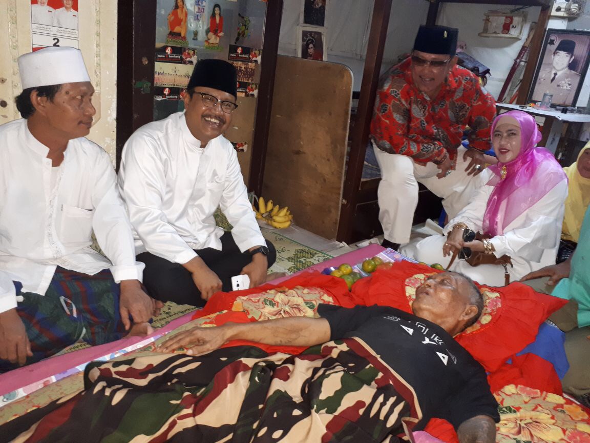 Wagub Jatim Saifullah Yusuf (Gus Ipul) ketika ketika menjenguk salah satu warga saat melakukan sambang rusun, Sabtu (25/11). Foto : ngopibareng.id