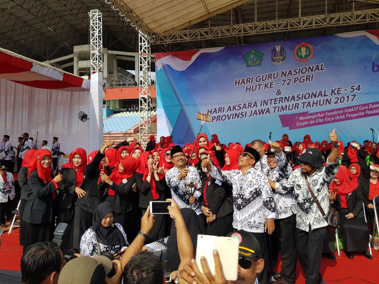 Wagub Jatim Saifullah Yusuf (Gus Ipul) selfie bersama para guru di Puncak Peringatan Hari Guru di Gor Sidoarjo, Minggu (26/11). Foto : ngopibareng.id